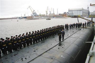 2011年9月，俄罗斯北部港口北德文斯克，普京检阅了核潜艇上的官兵。